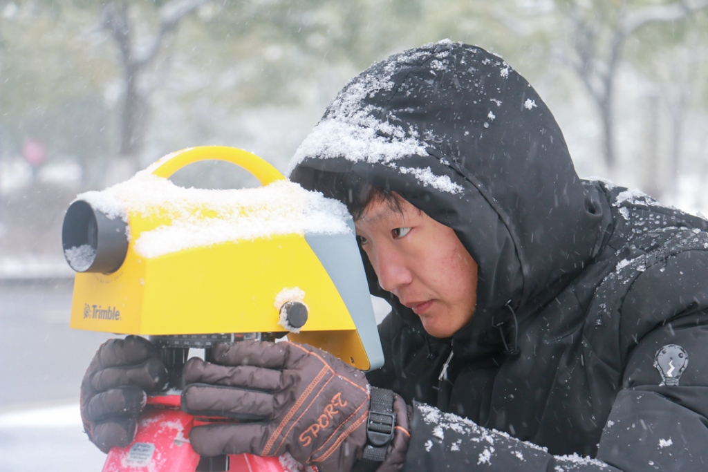 2018年1月27日，工程技術人員在雪中開展測量作業。