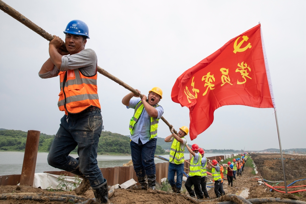 2019年6月21日，蘇錫常太湖隧道工地架設萬伏電纜，黨員突擊隊在施工現場。