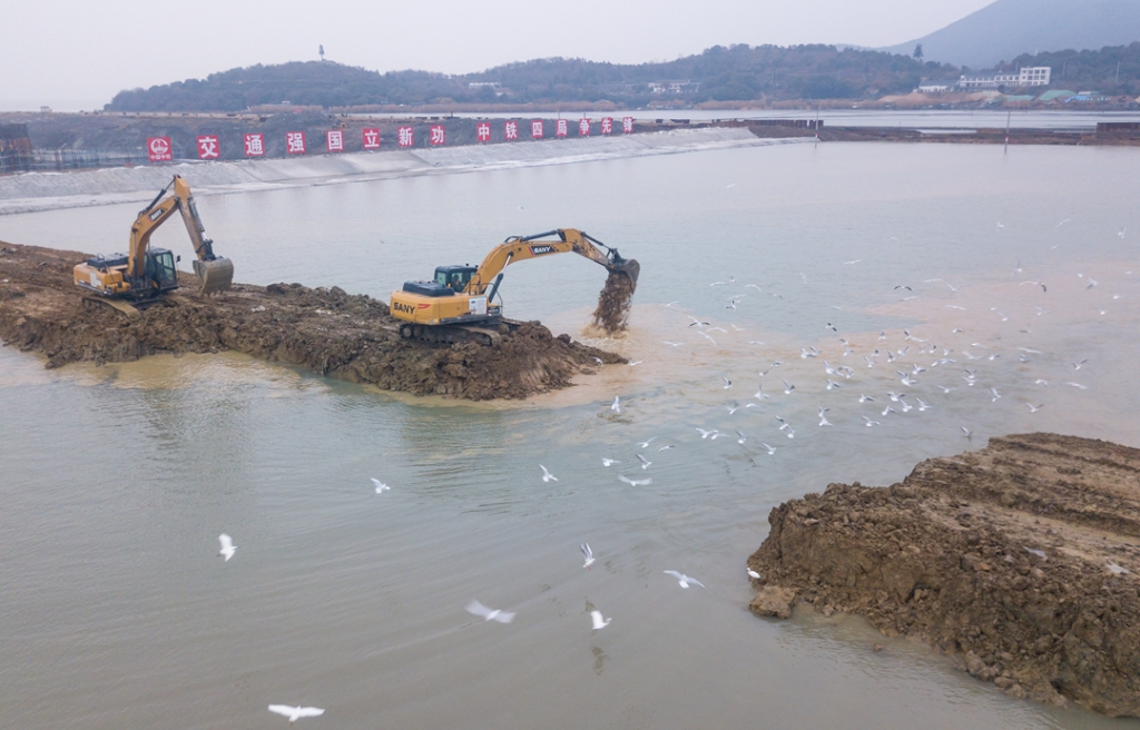 2019年12月23日，鳥群從陸島轉換圍堰回水施工現場飛過。